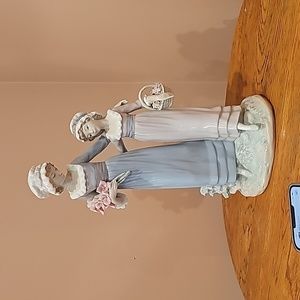 Lladro daughters- sisters with flowers